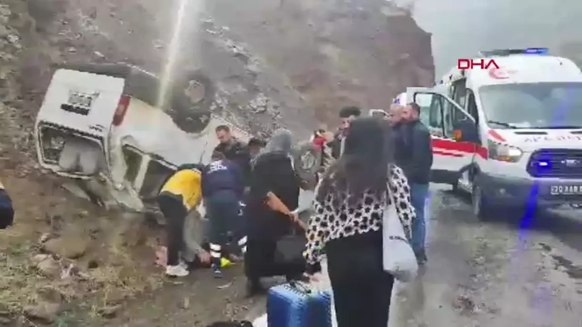 Hakkari’de Minibüs Kazası: 4 Yaralı